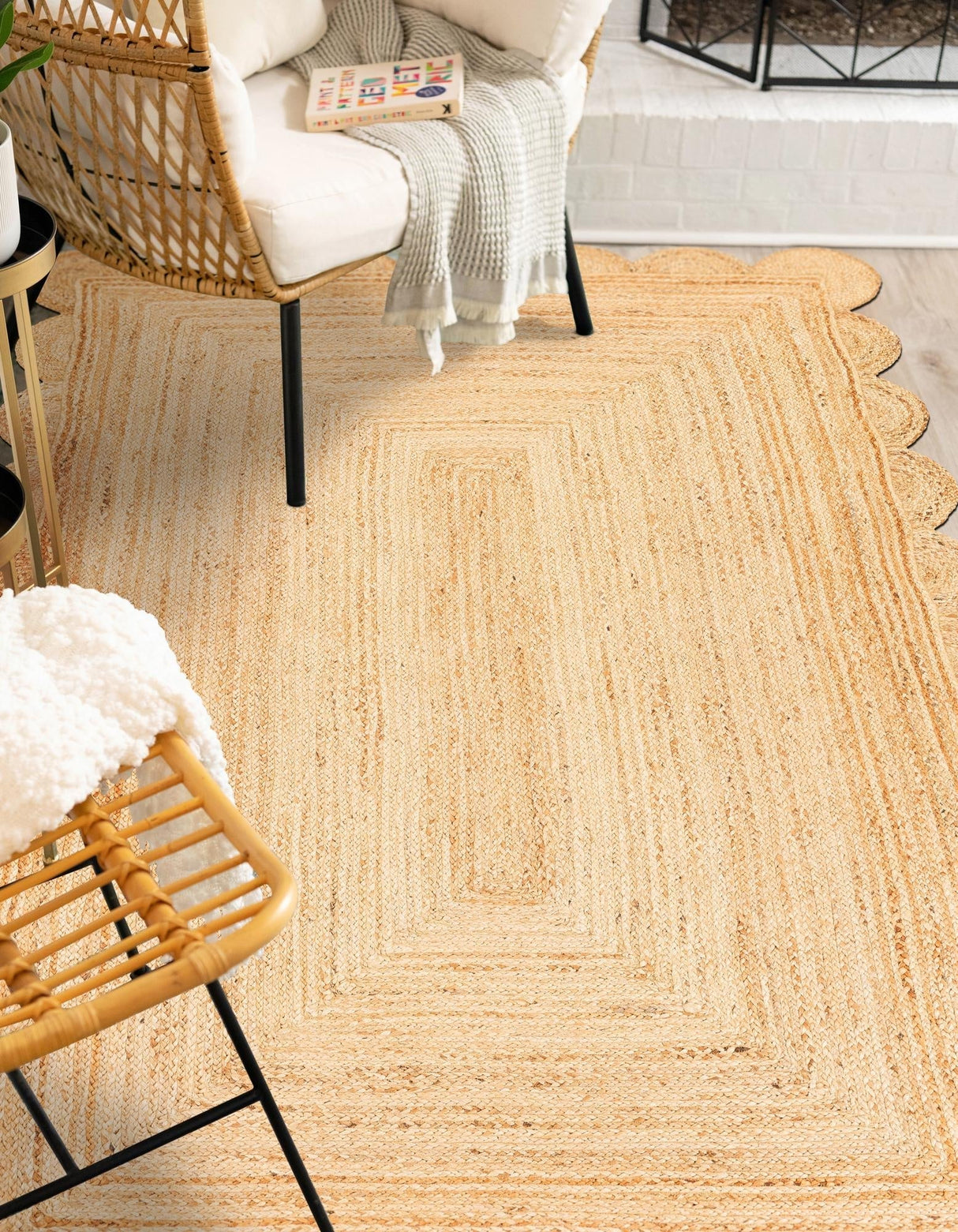 Hand Scallop Braided Jute Rug – Natural Fiber Rug with Decorative Edge