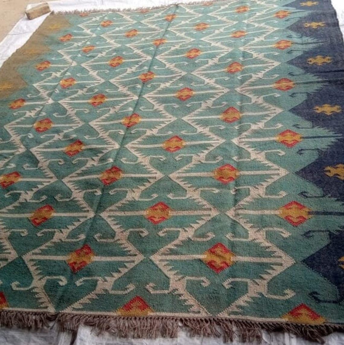Handwoven Wool and Jute Kilim Dhurrie Rugs, Motifs Oriental Traditional Indian Geometric Rug