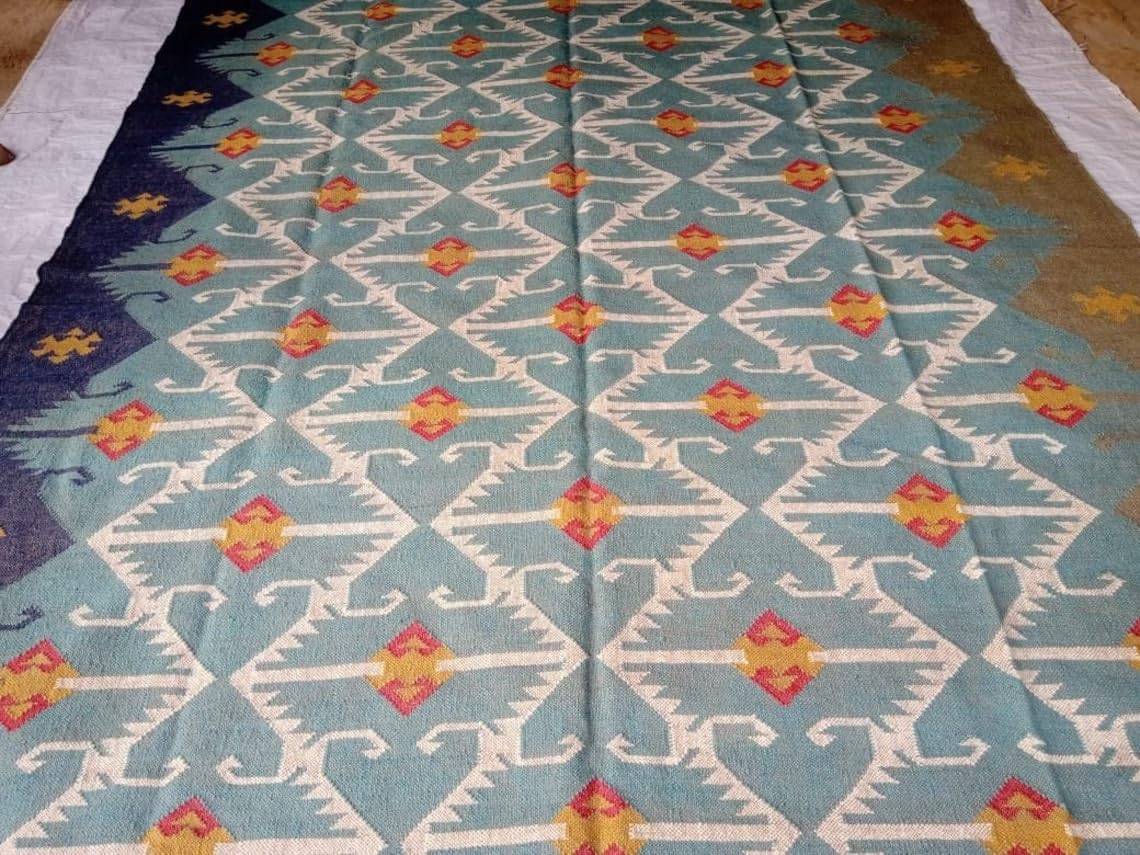 Handwoven Wool and Jute Kilim Dhurrie Rugs, Motifs Oriental Traditional Indian Geometric Rug