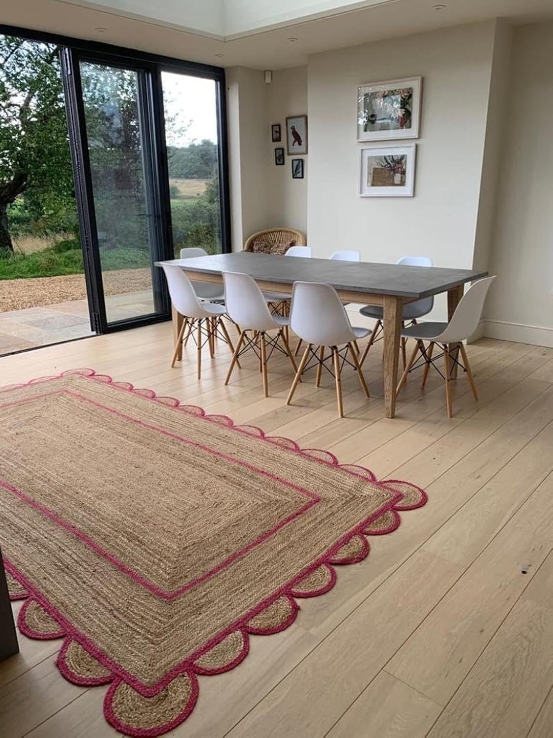 Scalloped Edge Jute Rug with Natural Border – Eco-Friendly Home Rug