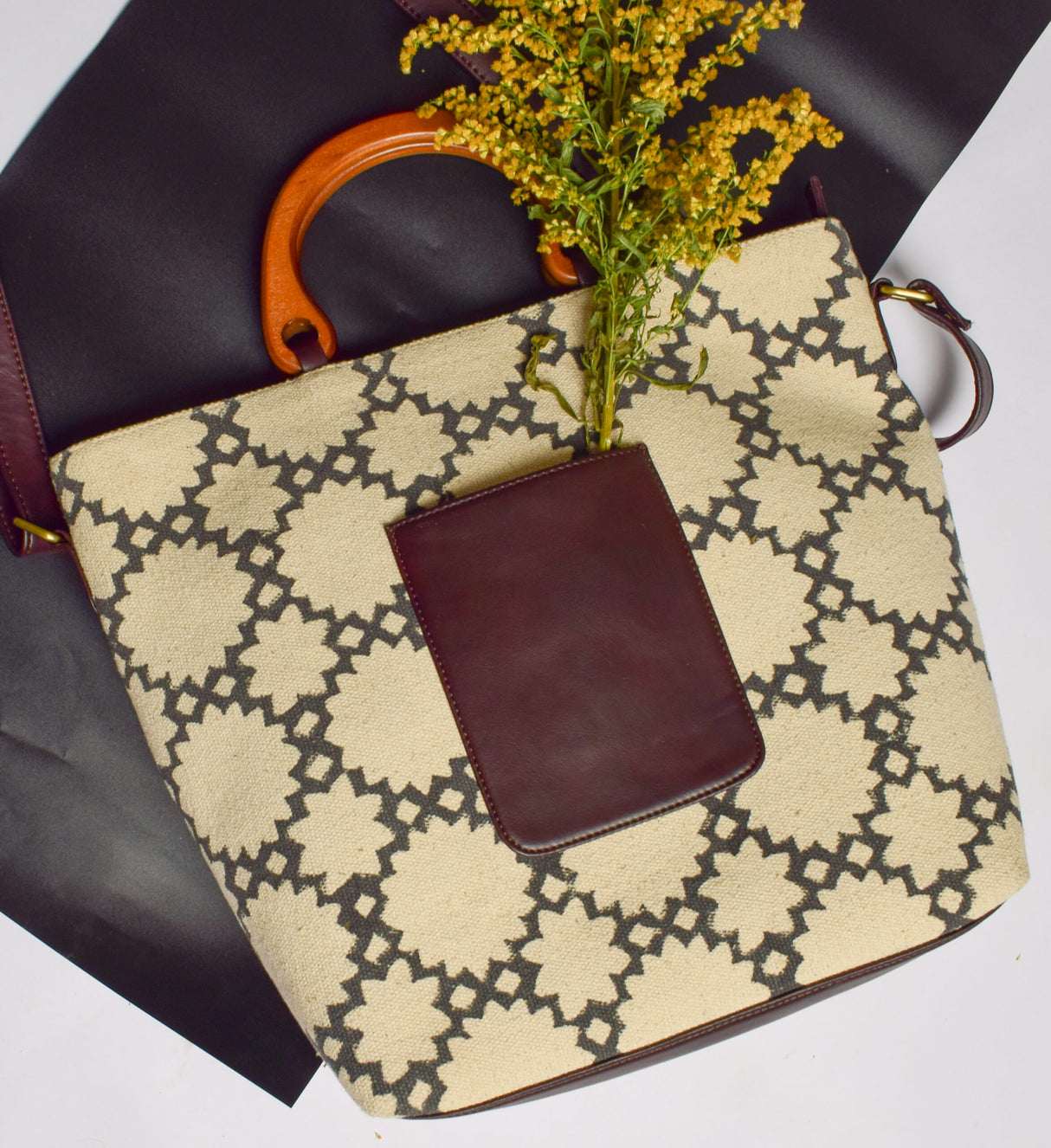 The Queen Quest Wooden Handle Bag,Handwoven Cotton Dhurrie Bags